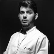 Joven cocinero con nociones de cocina asiática y tradicional